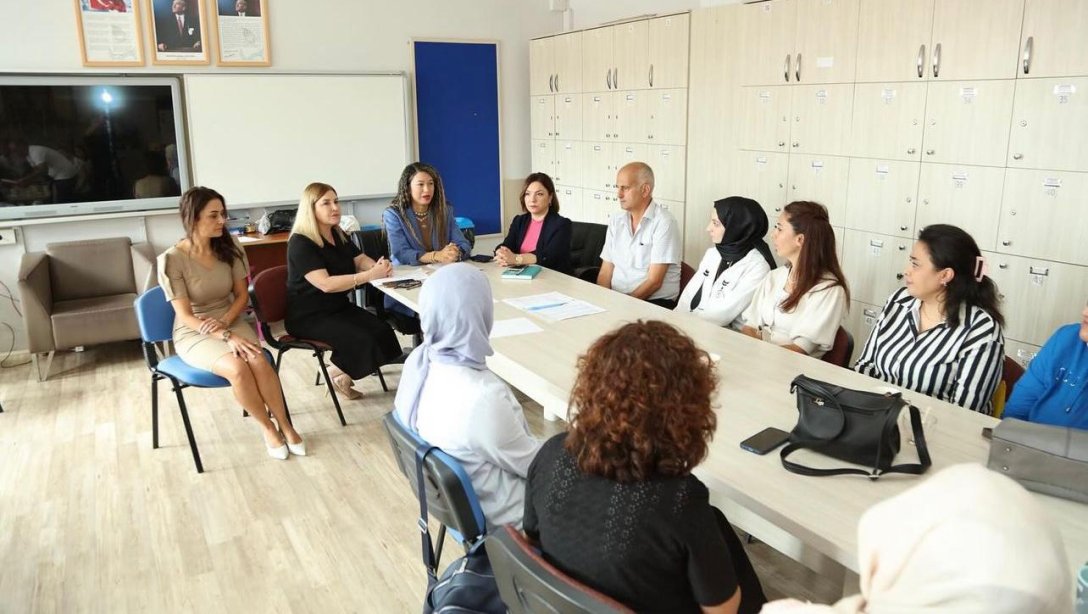 İLÇE MİLLİ EĞİTİM MÜDÜRÜMÜZ SAYIN SERAP YILMAZ ŞEHİT BÜLENT GÖÇER İLKOKULU ÖĞRETMENLER KURULU TOPLANTISINDA ÖĞRETMENLERLE BİR ARAYA GELDİ