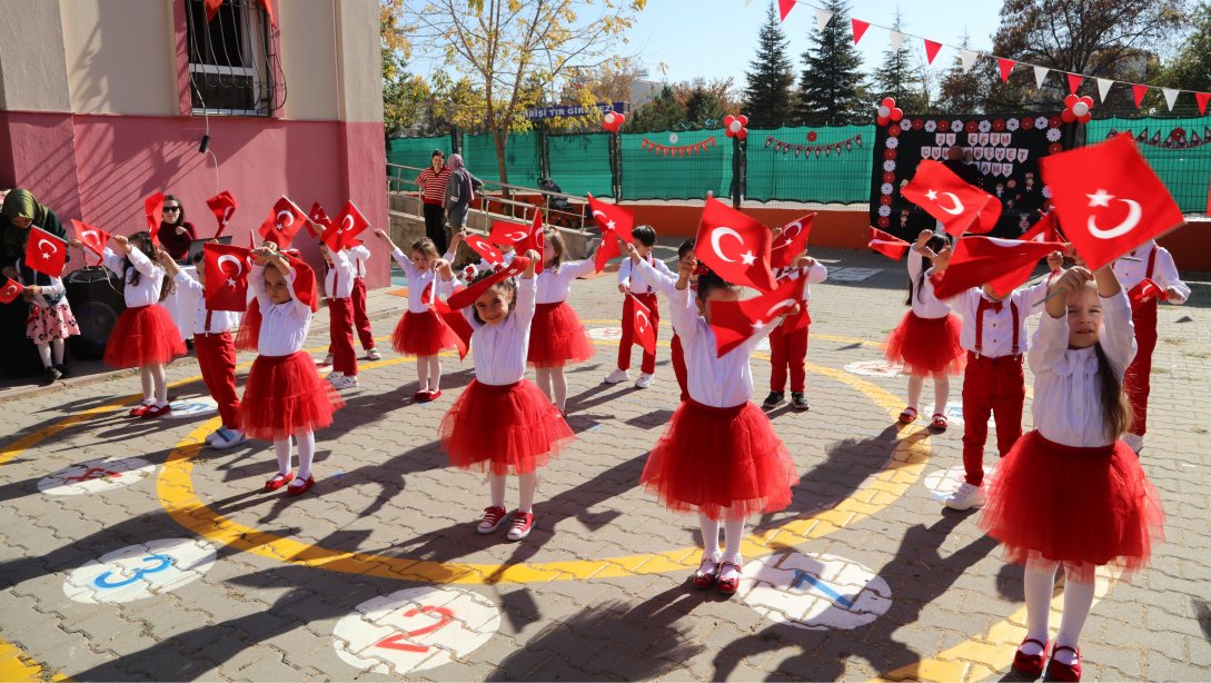 İLÇE MİLLİ EĞİTİM MÜDÜRÜMÜZ SAYIN SERAP YILMAZ ZEKİYE EMİN KANIPEK ANAOKULUNDA DÜZENLENEN CUMHURİYETMİZİN 101. YIL DÖNÜMÜ KUTLAMASINA KATILDI