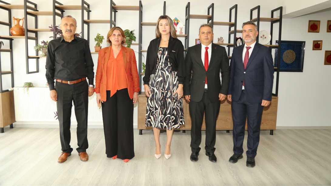 İLÇE MİLLİ EĞİTİM MÜDÜRÜMÜZ SAYIN SERAP YILMAZ HALK EĞİTİMİ MERKEZİ EK BİNASINDAKİ KURSLARI ZİYARET ETTİ