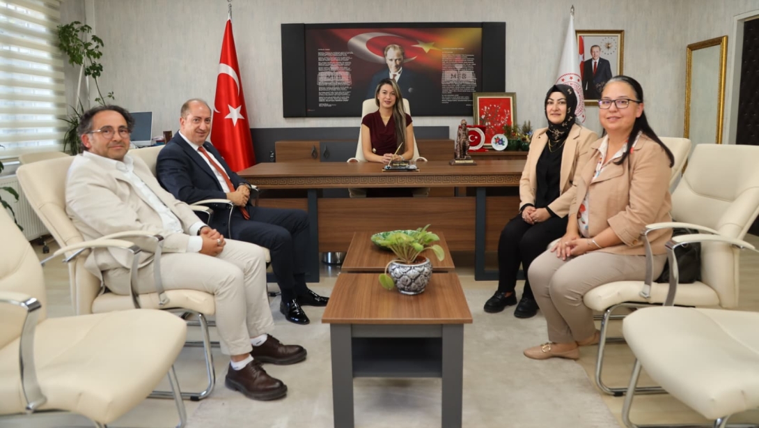 MAMAK MİMAR SİNAN GÜZEL SANATLAR LİSESİ MÜDÜR VE MÜDÜR YARDIMCILARI İLÇE MİLLİ EĞİTİM MÜDÜRÜMÜZ SAYIN SERAP YILMAZ'I ZİYARET ETTİ
